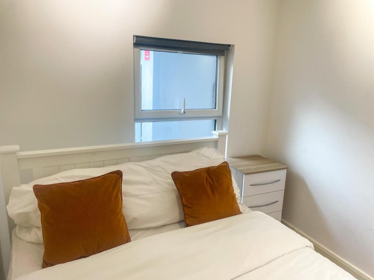 96 Uxbridge Road Apartments Лондон Екстер'єр фото